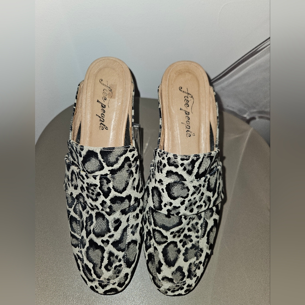 Free People Womens Black and White Bold Leopard Print Mules Size 9 - Picture 3 of 7